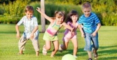 otroci se lahko okužijo z glivicami na prostem